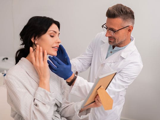 woman consulting with her plastic surgeon in Delray